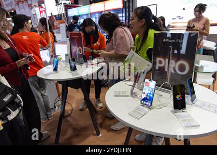 Bangkok, Thailand. Oktober 2024. Das Smartphone iPhone wurde von Kunden aufmerksam, die am 26. Oktober 2024 die Thailand Mobile Expo 2024 besuchten. Im Queen Sirikit National Convention Center in Bangkok, thailand. (Foto: Teera Noisakran/SIPA USA) Credit: SIPA USA/Alamy Live News Stockfoto
