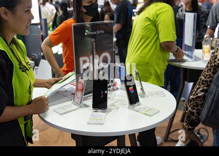 Bangkok, Thailand. Oktober 2024. Das Smartphone iPhone wurde von Kunden aufmerksam, die am 26. Oktober 2024 die Thailand Mobile Expo 2024 besuchten. Im Queen Sirikit National Convention Center in Bangkok, thailand. (Foto: Teera Noisakran/SIPA USA) Credit: SIPA USA/Alamy Live News Stockfoto