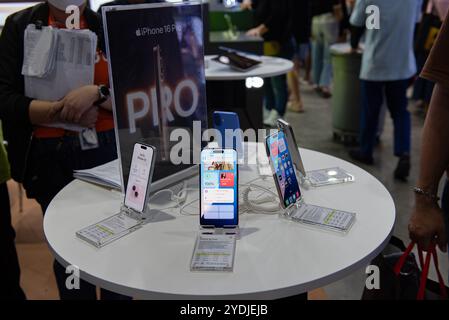 Bangkok, Thailand. Oktober 2024. Das Smartphone iPhone wurde von Kunden aufmerksam, die am 26. Oktober 2024 die Thailand Mobile Expo 2024 besuchten. Im Queen Sirikit National Convention Center in Bangkok, thailand. (Foto: Teera Noisakran/SIPA USA) Credit: SIPA USA/Alamy Live News Stockfoto