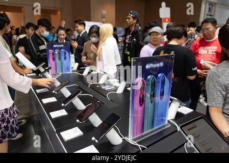 Bangkok, Thailand. Oktober 2024. Das Smartphone iPhone wurde von Kunden aufmerksam, die am 26. Oktober 2024 die Thailand Mobile Expo 2024 besuchten. Im Queen Sirikit National Convention Center in Bangkok, thailand. (Foto: Teera Noisakran/SIPA USA) Credit: SIPA USA/Alamy Live News Stockfoto