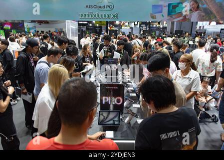Bangkok, Thailand. Oktober 2024. Das Smartphone iPhone wurde von Kunden aufmerksam, die am 26. Oktober 2024 die Thailand Mobile Expo 2024 besuchten. Im Queen Sirikit National Convention Center in Bangkok, thailand. (Foto: Teera Noisakran/SIPA USA) Credit: SIPA USA/Alamy Live News Stockfoto