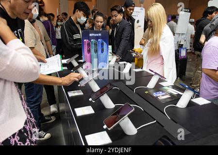 Bangkok, Thailand. Oktober 2024. Das Smartphone iPhone wurde von Kunden aufmerksam, die am 26. Oktober 2024 die Thailand Mobile Expo 2024 besuchten. Im Queen Sirikit National Convention Center in Bangkok, thailand. (Foto: Teera Noisakran/SIPA USA) Credit: SIPA USA/Alamy Live News Stockfoto