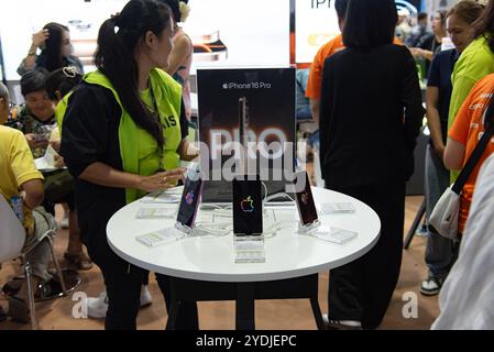 Bangkok, Thailand. Oktober 2024. Das Smartphone iPhone wurde von Kunden aufmerksam, die am 26. Oktober 2024 die Thailand Mobile Expo 2024 besuchten. Im Queen Sirikit National Convention Center in Bangkok, thailand. (Foto: Teera Noisakran/SIPA USA) Credit: SIPA USA/Alamy Live News Stockfoto