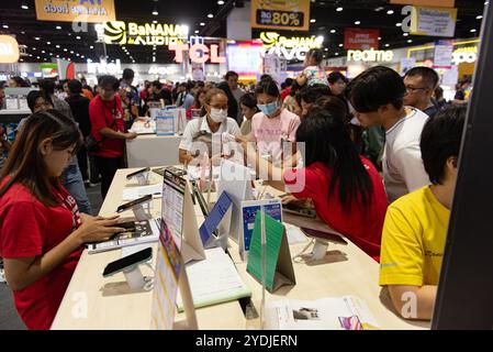 Bangkok, Thailand. Oktober 2024. Das Smartphone iPhone wurde von Kunden aufmerksam, die am 26. Oktober 2024 die Thailand Mobile Expo 2024 besuchten. Im Queen Sirikit National Convention Center in Bangkok, thailand. (Foto: Teera Noisakran/SIPA USA) Credit: SIPA USA/Alamy Live News Stockfoto