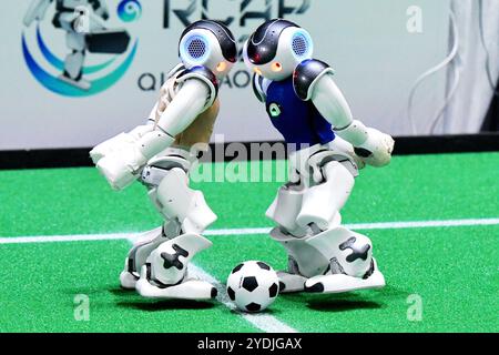 Peking, Chinas Provinz Shandong. Oktober 2024. Roboterfußballspieler treten beim RoboCup Asia-Pacific 2024 in Qingdao, ostchinesischer Provinz Shandong, am 26. Oktober 2024 an. Mehr als 200 Teams aus über 20 Ländern und Regionen nahmen an diesem Wettbewerb Teil. Quelle: Yu Fangping/Xinhua/Alamy Live News Stockfoto