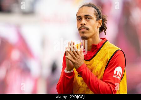 Leipzig, Deutschland. Oktober 2024. Yussuf Poulsen vom RB Leipzig wärmt sich während des Bundesliga-Spiels zwischen RB Leipzig und Freiburg in der Red Bull Arena in Leipzig auf. Quelle: Gonzales Photo/Alamy Live News Stockfoto