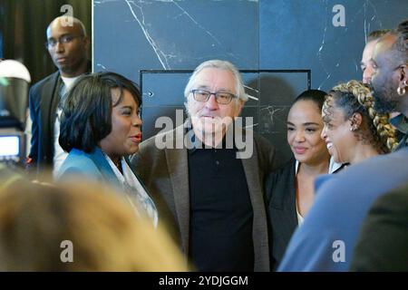 Philadelphia, Usa. Oktober 2024. Philadelphias Bürgermeisterin Cherelle Parker und Dawn Chavous veranstalten am 26. Oktober 2024 ein GOTV-Event mit Robert de Niro, Leonardo DiCaprio, Kerry Washington, in Philadelphia, Pennsylvania (Bastiaan Slabbers/ Credit: SIPA USA/Alamy Live News) Stockfoto