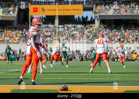 Waco, Texas, USA. Oktober 2024. BRENNAN PRESLEY (80) aus Oklahoma State beobachtet am Samstagnachmittag nach einem Baylor-Punt im McLane Stadium in Waco die Landung in der Endzone. (Kreditbild: © Brian McLean/ZUMA Press Wire) NUR REDAKTIONELLE VERWENDUNG! Nicht für kommerzielle ZWECKE! Stockfoto