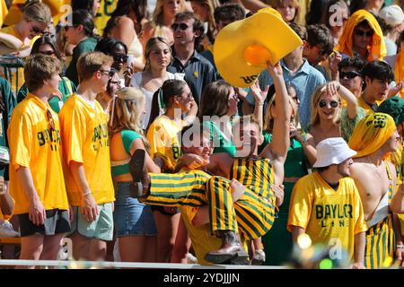 Waco, Texas, USA. Oktober 2024. Mitglieder der Baylor Student Line in der Studentenabteilung nutzen die Siegesatmosphäre und das warme Wetter während des Spiels gegen die Oklahoma State University im McLane Stadium in Waco am Samstagnachmittag. (Kreditbild: © Brian McLean/ZUMA Press Wire) NUR REDAKTIONELLE VERWENDUNG! Nicht für kommerzielle ZWECKE! Stockfoto