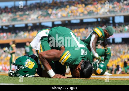 Waco, Texas, USA. Oktober 2024. Baylor's DEQUAN FINN (7) küsst den Rasen in der südwestlichen Ecke der South End Zone vor dem Start des Spiels gegen die Oklahoma State University im McLane Stadium in Waco am Samstagnachmittag. (Kreditbild: © Brian McLean/ZUMA Press Wire) NUR REDAKTIONELLE VERWENDUNG! Nicht für kommerzielle ZWECKE! Stockfoto