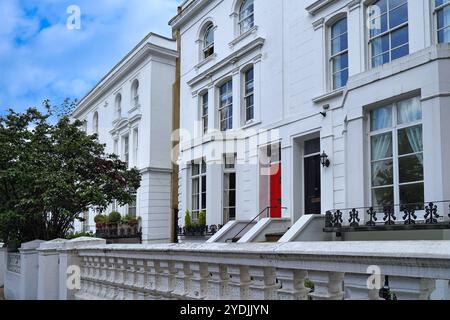 London, England, Straße mit großen weißen Stuck-Stadthäusern Stockfoto