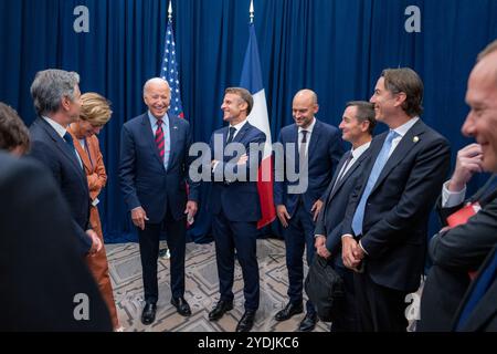 Präsident Joe Biden nimmt am Mittwoch, den 25. September 2024, im InterContinental New York Barclay in New York an einem Pull-off-Treffen mit dem französischen Präsidenten Emmanuel Macron Teil. (Offizielles Foto des Weißen Hauses von Adam Schultz) Stockfoto