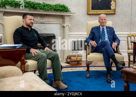 Präsident Joe Biden veranstaltet ein bilaterales Treffen mit dem ukrainischen Präsidenten Wolodymyr Zelenskyj am Donnerstag, den 26. September 2024, im Oval Office. (Offizielles Foto des Weißen Hauses von Adam Schultz) Stockfoto