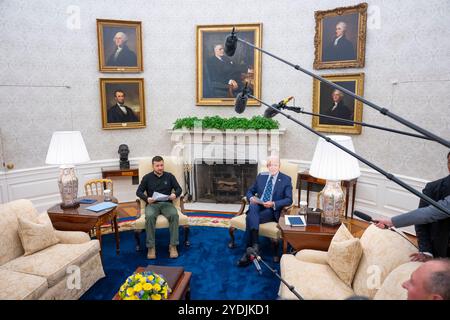 Präsident Joe Biden veranstaltet ein bilaterales Treffen mit dem ukrainischen Präsidenten Wolodymyr Zelenskyj am Donnerstag, den 26. September 2024, im Oval Office. (Offizielles Foto des Weißen Hauses von Oliver Contreras) Stockfoto