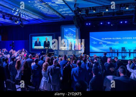 Präsident Joe Biden erhält den Clinton Global Citizen Award vom ehemaligen Präsidenten Bill Clinton auf der Clinton Global Initiative Annual Meeting am Montag, 23. September 2024 im New York Hilton Midtown in New York City. (Offizielles Foto des Weißen Hauses von Erin Scott) Stockfoto