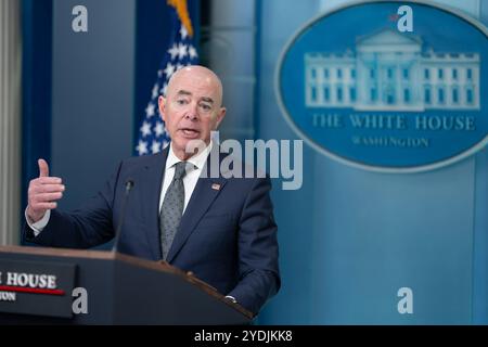 Der Sekretär für Heimatschutz Alejandro Mayorkas spricht während eines Pressebriefings am Dienstag, 1. Oktober 2024, im James S. Brady Press Briefing Room des Weißen Hauses. (Offizielles Foto des Weißen Hauses von Oliver Contreras) Stockfoto