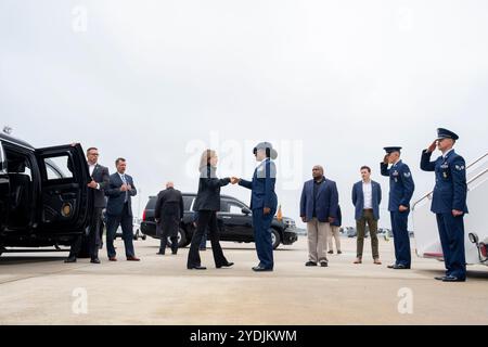 Vizepräsidentin Kamala Harris begrüßt den stellvertretenden Administrator Erik Hooks von der FEMA, bevor er an Bord der Air Force Two in der Joint Base Andrews, Maryland, am Mittwoch, den 2. Oktober 2024. auf dem Weg zum Regionalflughafen Augusta in Augusta, Georgien. (Offizielles Foto des Weißen Hauses von Oliver Contreras) Stockfoto