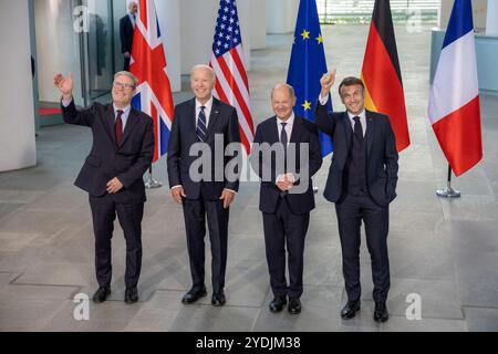 Präsident Joe Biden posiert für ein Familienfoto mit dem deutschen Präsidenten Frank-Walter Steinmeier, dem französischen Präsidenten Emmanuel Macron und dem britischen Premierminister Keir Starmer auf einem Treffen der Führer des Europäischen Quadrats am Freitag, den 18. Oktober 2024, im Kanzleramt in Berlin. (Offizielles Foto des Weißen Hauses von Carlos Fyfe) Stockfoto