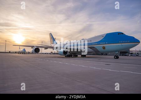 Präsident Joe Biden trifft sich am Freitag, 18. Oktober 2024 in Berlin mit Würdenträgern. Deutschland. (Offizielles Foto des Weißen Hauses von Adam Schultz) Stockfoto