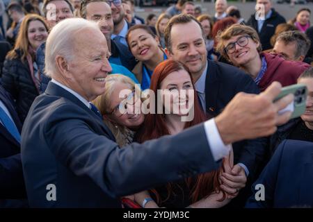 Präsident Joe Biden trifft sich am Freitag, 18. Oktober 2024 in Berlin mit Würdenträgern. Deutschland. (Offizielles Foto des Weißen Hauses von Adam Schultz) Stockfoto