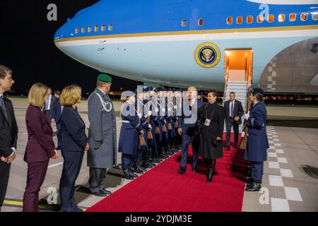 Präsident Joe Biden begrüßt Protokollschef Karin Marschall, US-Chargé d’Affaires an Deutschland Alan Meltzer, Referent des Verteidigungsprotokolls Lt. Colonel Steffen Nehrkorn und die Beamtin des Flughafenprotokolls Alexandra Dilsky am Donnerstag, den 17. Oktober 2024, in Schönefeld. Deutschland. (Offizielles Foto des Weißen Hauses von Adam Schultz) Stockfoto