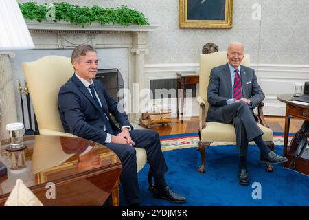 Präsident Joe Biden veranstaltet am Dienstag, den 22. Oktober 2024, ein bilaterales Treffen mit dem slowenischen Premierminister Robert Golob im Oval Office. (Offizielles Foto des Weißen Hauses von Cameron Smith) Stockfoto