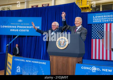 Präsident Joe Biden und Senatorin Bernie Sanders (I-VT) winken der Menge zu, nachdem der Präsident am Dienstag, den 22. Oktober 2024, am NHTI Community College in Concord, New Hampshire, die Rede über die Senkung der Kosten verschreibungspflichtiger Medikamente gemacht hatte. (Offizielles Foto des Weißen Hauses von Adam Schultz) Stockfoto