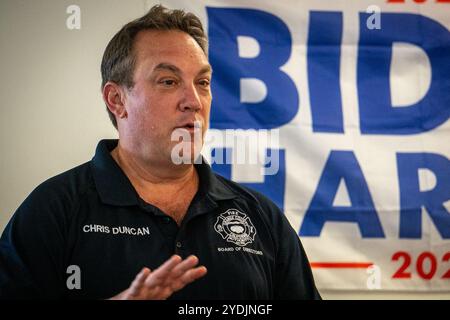 Oceanside, Kalifornien, USA. Oktober 2024. Chris Duncan, ehemaliger Bürgermeister von San Clemente, besucht sein Wahlkampfbüro in Oceanside, Kalifornien, am 26. Oktober 2024 während seiner Amtszeit als Kandidat der Demokratischen Partei für die 74. State Assembly. Duncan will die derzeitige Amtsinhaberin Laurie Davies aus dem Amt nehmen. (Credit Image: © Jake Lee Green/ZUMA Press Wire) NUR REDAKTIONELLE VERWENDUNG! Nicht für kommerzielle ZWECKE! Stockfoto