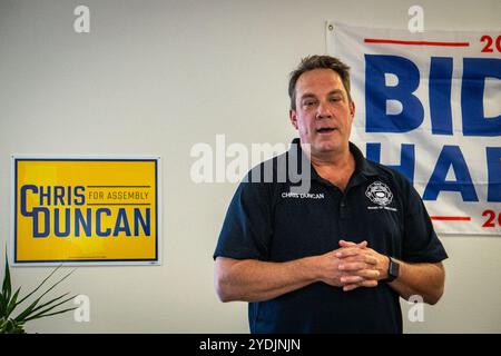 Oceanside, Kalifornien, USA. Oktober 2024. Chris Duncan, ehemaliger Bürgermeister von San Clemente, besucht sein Wahlkampfbüro in Oceanside, Kalifornien, am 26. Oktober 2024 während seiner Amtszeit als Kandidat der Demokratischen Partei für die 74. State Assembly. Duncan will die derzeitige Amtsinhaberin Laurie Davies aus dem Amt nehmen. (Credit Image: © Jake Lee Green/ZUMA Press Wire) NUR REDAKTIONELLE VERWENDUNG! Nicht für kommerzielle ZWECKE! Stockfoto