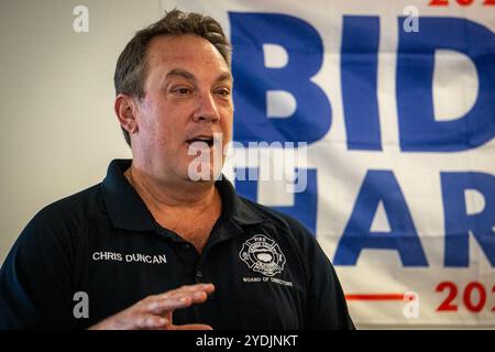 Oceanside, Kalifornien, USA. Oktober 2024. Chris Duncan, ehemaliger Bürgermeister von San Clemente, besucht sein Wahlkampfbüro in Oceanside, Kalifornien, am 26. Oktober 2024 während seiner Amtszeit als Kandidat der Demokratischen Partei für die 74. State Assembly. Duncan will die derzeitige Amtsinhaberin Laurie Davies aus dem Amt nehmen. (Credit Image: © Jake Lee Green/ZUMA Press Wire) NUR REDAKTIONELLE VERWENDUNG! Nicht für kommerzielle ZWECKE! Stockfoto