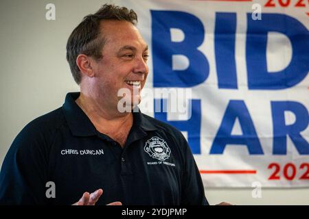 Oceanside, Kalifornien, USA. Oktober 2024. Chris Duncan, ehemaliger Bürgermeister von San Clemente, besucht sein Wahlkampfbüro in Oceanside, Kalifornien, am 26. Oktober 2024 während seiner Amtszeit als Kandidat der Demokratischen Partei für die 74. State Assembly. Duncan will die derzeitige Amtsinhaberin Laurie Davies aus dem Amt nehmen. (Credit Image: © Jake Lee Green/ZUMA Press Wire) NUR REDAKTIONELLE VERWENDUNG! Nicht für kommerzielle ZWECKE! Stockfoto