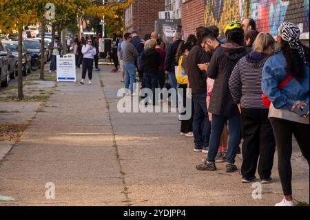 New York, Usa. Oktober 2024. Menschen, die in einer langen Schlange stehen, schlängeln sich um den Block, um ihre Stimme im Variety Boys & Girls Club abzugeben, während der frühen Wahl für die US-Präsidentschaftswahlen im Stadtteil Astoria im Queens Borough in New York City. Quelle: SOPA Images Limited/Alamy Live News Stockfoto