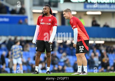 Liverpool, Großbritannien. Oktober 2024. Alex Iwobi von Fulham und Emile Smith Rowe von Fulham wärmt sich vor dem Premier League Match Everton gegen Fulham im Goodison Park, Liverpool, Vereinigtes Königreich, 26. Oktober 2024 (Foto: Cody Froggatt/News Images) in Liverpool, Vereinigtes Königreich am 26. Oktober 2024 auf. (Foto: Cody Froggatt/News Images/SIPA USA) Credit: SIPA USA/Alamy Live News Stockfoto