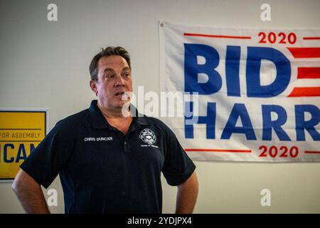 Oceanside, Kalifornien, USA. Oktober 2024. Chris Duncan, ehemaliger Bürgermeister von San Clemente, besucht sein Wahlkampfbüro in Oceanside, Kalifornien, am 26. Oktober 2024 während seiner Amtszeit als Kandidat der Demokratischen Partei für die 74. State Assembly. Duncan will die derzeitige Amtsinhaberin Laurie Davies aus dem Amt nehmen. (Credit Image: © Jake Lee Green/ZUMA Press Wire) NUR REDAKTIONELLE VERWENDUNG! Nicht für kommerzielle ZWECKE! Stockfoto