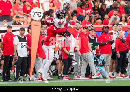 26. Oktober 2024: Dorian Singer (3) der Utah-Utes-Wide-Receiver, verteidigt durch den Houston Cougars Defensivverteidiger A.J. Haulcy (2) während eines Spiels zwischen den Utah Utes und den Houston Cougars in Houston, Texas. Trask Smith/CSM (Bild: © Trask Smith/Cal Sport Media) Stockfoto