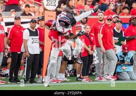 26. Oktober 2024: Dorian Singer (3) der Utah-Utes-Wide-Receiver, verteidigt durch den Houston Cougars Defensivverteidiger A.J. Haulcy (2) während eines Spiels zwischen den Utah Utes und den Houston Cougars in Houston, Texas. Trask Smith/CSM Stockfoto