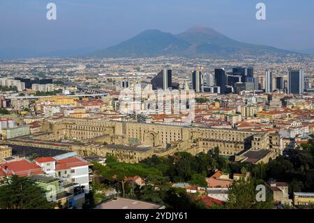 Panorama mit Blick von oben auf den Albergo dei Poveri (Palazzo Fuga) mit dem Centro Direzionale von Neapel und dem Vesuv im Hintergrund Stockfoto