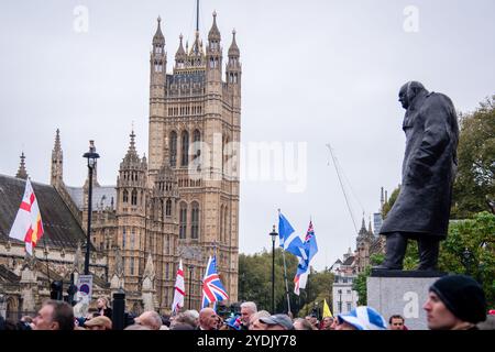 London, Großbritannien. Oktober 2024. Während der Demonstration versammeln sich Demonstranten. Tommy Robinson-Anhänger haben sich im Zentrum Londons zu einem Protest versammelt, den der politische Aktivist vermissen wird, nachdem er von der Polizei in Gewahrsam genommen wurde. Die Metropolitan Police hatte Robinsons Kundgebung Unite the Kingdom unter die Bedingung gestellt, dass sie ihre Prozession zum Parlamentsplatz nicht vor 13 Uhr beginnen konnte (Foto: Loredana Sangiuliano/SOPA Images/SIPA USA) Credit: SIPA USA/Alamy Live News Stockfoto