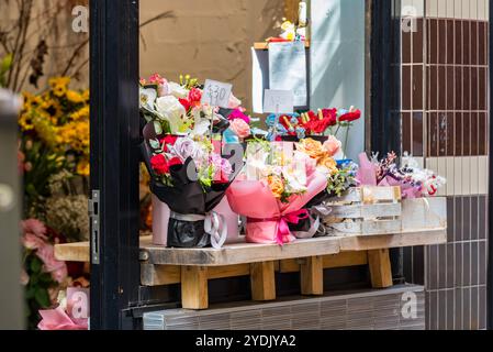 Schnittblumen, Blumenarrangements zum Verkauf auf einem Fenstervorsprung eines Ladens in einer Gasse in Sydney, Australien Stockfoto