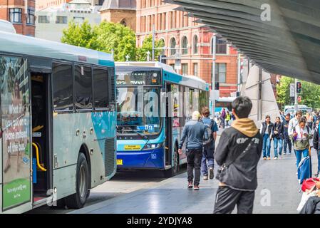 Personen und Busse an der großen Bushaltestelle am Hauptbahnhof, Railway Square (Stand M) in Haymarket, Sydney, Australien Stockfoto