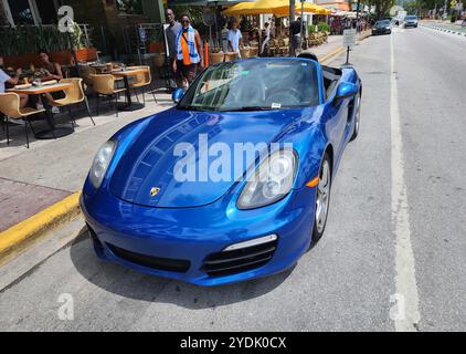 Miami Beach, Florida USA - 8. Juni 2024: 2018 Porsche 718 Boxter blau am miami Beach. Luxusauto Porshche am Ocean Drive Miami Beach. Stockfoto