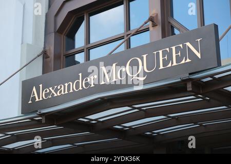 Shanghai, China – 2. September 2023: ALEXANDER McQUEEN Store Sign Company Brand Logo Stockfoto