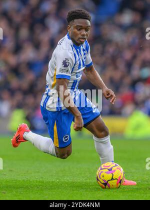 Brighton, Großbritannien. Oktober 2024. Brighton, England - 26. Oktober: Brighton & Hove Albion's Tariq Lamptey während des Premier League 2024/25-Spiels zwischen Brighton und Hove Albion gegen Wolverhampton Wanderers im Amex Stadium am 26. Oktober 2024 in Brighton, England. (David Horton/SPP) Credit: SPP Sport Press Photo. /Alamy Live News Stockfoto