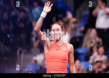 Tokio, Japan. Oktober 2024. Qinwen ZHENG (CHN) gewinnt das Singles Final Match gegen Sofia KENIN (USA) während des Toray Pan Pacific Open Tennis Turniers 2024 im Ariake Coliseum. Zheng gewann mit 7:6(5), 6:3. (Kreditbild: © Rodrigo Reyes Marin/ZUMA Press Wire) NUR REDAKTIONELLE VERWENDUNG! Nicht für kommerzielle ZWECKE! Stockfoto