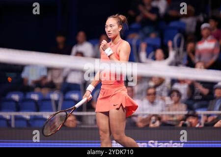 Tokio, Japan. Oktober 2024. Qinwen ZHENG (CHN) gewinnt das Singles Final Match gegen Sofia KENIN (USA) während des Toray Pan Pacific Open Tennis Turniers 2024 im Ariake Coliseum. Zheng gewann mit 7:6(5), 6:3. (Kreditbild: © Rodrigo Reyes Marin/ZUMA Press Wire) NUR REDAKTIONELLE VERWENDUNG! Nicht für kommerzielle ZWECKE! Stockfoto