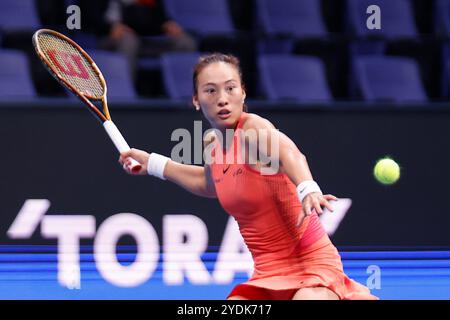 Tokio, Japan. Oktober 2024. Qinwen ZHENG (CHN) gewinnt das Singles Final Match gegen Sofia KENIN (USA) während des Toray Pan Pacific Open Tennis Turniers 2024 im Ariake Coliseum. Zheng gewann mit 7:6(5), 6:3. (Kreditbild: © Rodrigo Reyes Marin/ZUMA Press Wire) NUR REDAKTIONELLE VERWENDUNG! Nicht für kommerzielle ZWECKE! Stockfoto