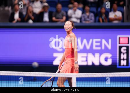 Tokio, Japan. Oktober 2024. Qinwen ZHENG (CHN) gewinnt das Singles Final Match gegen Sofia KENIN (USA) während des Toray Pan Pacific Open Tennis Turniers 2024 im Ariake Coliseum. Zheng gewann mit 7:6(5), 6:3. (Kreditbild: © Rodrigo Reyes Marin/ZUMA Press Wire) NUR REDAKTIONELLE VERWENDUNG! Nicht für kommerzielle ZWECKE! Stockfoto