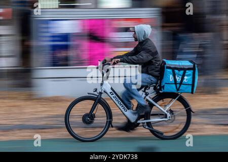 Fahrer des Essensliederdienstes WOLT unterwegs in Berlin. / Fahrer des WOLT Food Delivery Service auf der Straße in Berlin. Lieferservice *** Fahrer des WOLT Food Delivery Service auf der Straße in Berlin Fahrer des WOLT Food Delivery Service auf der Straße in Berlin Delivery Service sp202410251110.jpg Stockfoto
