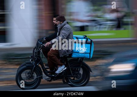 Fahrer des Essensliederdienstes WOLT unterwegs in Berlin. / Fahrer des WOLT Food Delivery Service auf der Straße in Berlin. Lieferservice *** Fahrer des WOLT Food Delivery Service auf der Straße in Berlin Fahrer des WOLT Food Delivery Service auf der Straße in Berlin Delivery Service sp202410251110.jpg Stockfoto