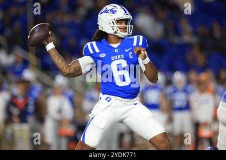 26. Oktober 2024: Duke Blue Devils Quarterback Maalik Murphy (6) übergibt den Ball während des NCAA-Fußballspiels zwischen den SMU Mustangs und dem Duke B Stockfoto